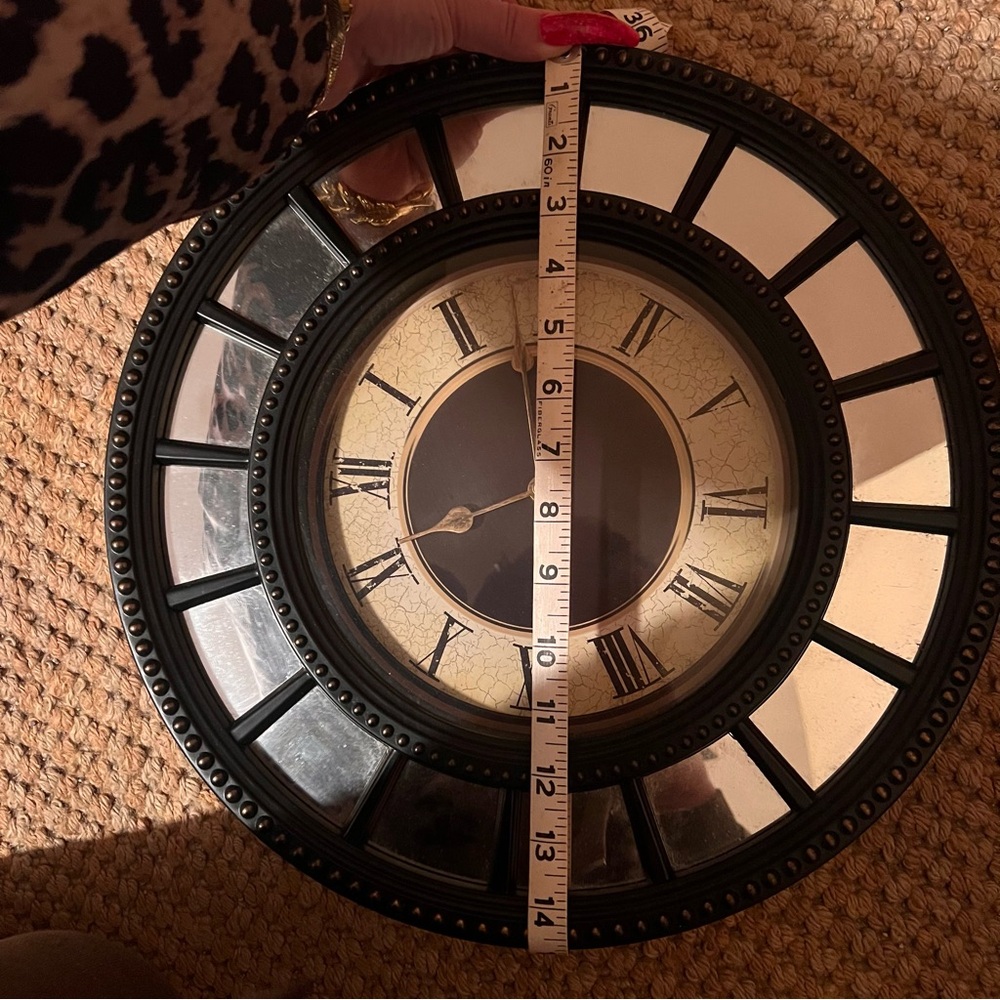 Mirrored Roman numeral wall clock - Picture 4 of 4
